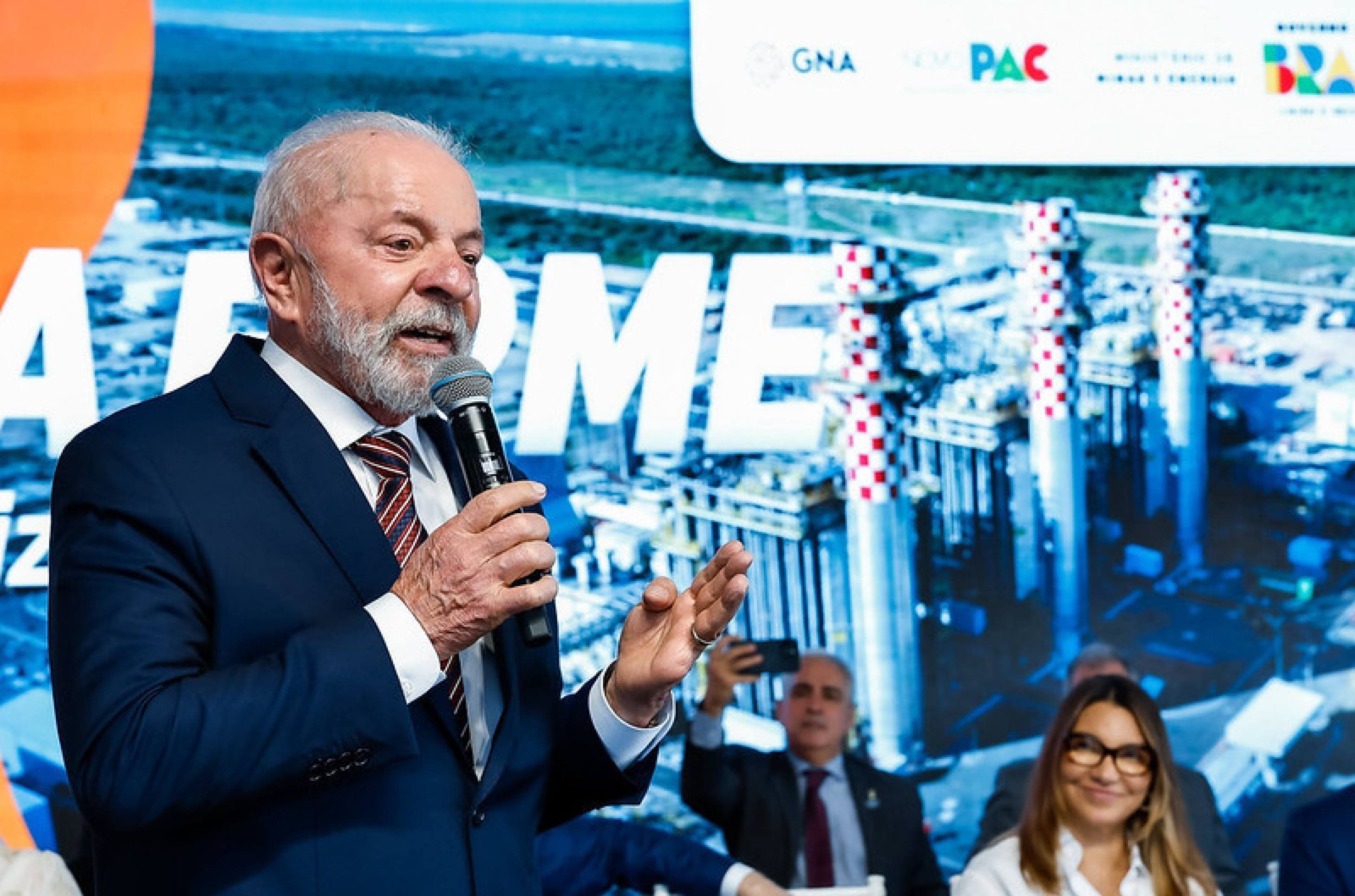 Lula convoca ministros para reunião de emergência após Trump assinar tarifaço