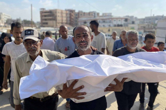 Morador de Khan Yunis, no sul do território palestino, chora ao carregar corpo de vítima de bombardeio israelense, durante funeral - (crédito: AFP) Morador de Khan Yunis, no sul do território palestino, chora ao carregar corpo de vítima de bombardeio israelense, durante funeral - (crédito: AFP)