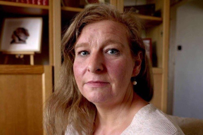 Sarah encontrou aparelhos de gravação que seu pai estava usando para espionar a própria casa -  (crédito: BBC)