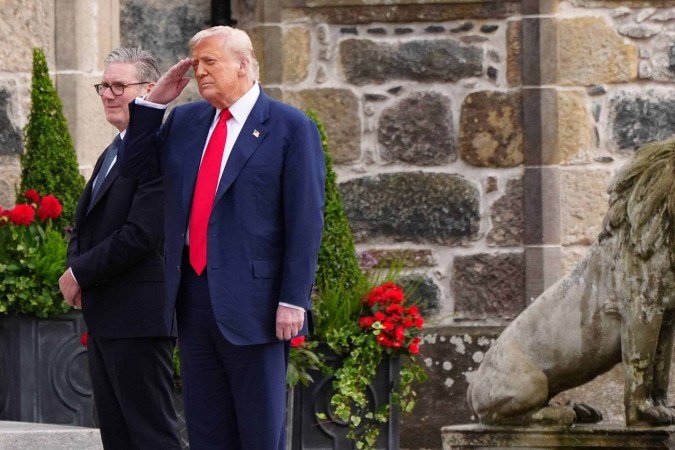 US President Donald Trump (R) and Britain's Prime Minister Keir Starmer (L) arrive at Trump MacLeod House & Lodge Trump on the Trump International Estate in Balmedie, Aberdeenshire, north east Scotland, on July 28, 2025. (Photo by Jane Barlow / POOL / AFP)
- (crédito: AFP) US President Donald Trump (R) and Britain's Prime Minister Keir Starmer (L) arrive at Trump MacLeod House & Lodge Trump on the Trump International Estate in Balmedie, Aberdeenshire, north east Scotland, on July 28, 2025. (Photo by Jane Barlow / POOL / AFP)
- (crédito: AFP)