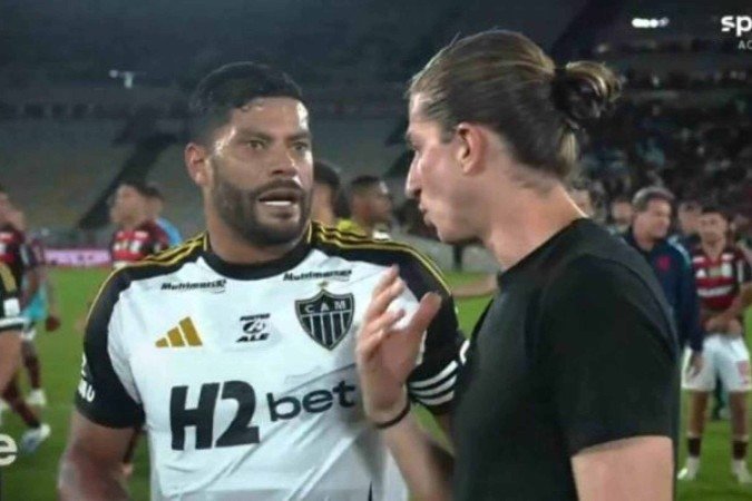 Hulk reclama com Filipe Luís sobre Wallace Yan após a vitória do Flamengo - (crédito: Foto: Reprodução) Hulk reclama com Filipe Luís sobre Wallace Yan após a vitória do Flamengo - (crédito: Foto: Reprodução)