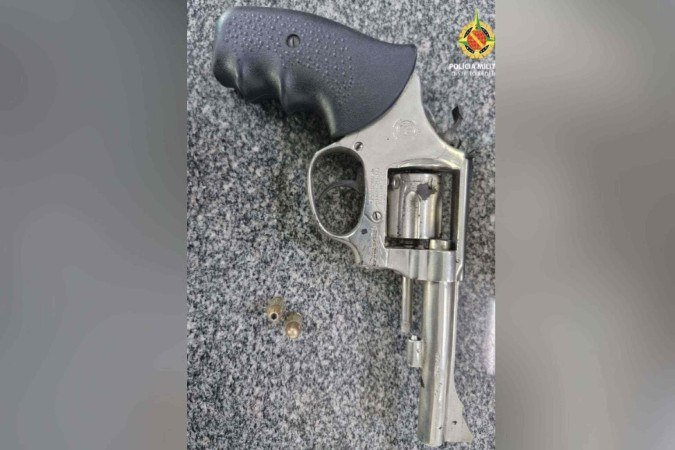 Arma de fogo é apreendida após fuga de suspeitos em Ceilândia -  (crédito: PMDF/Divulgação)