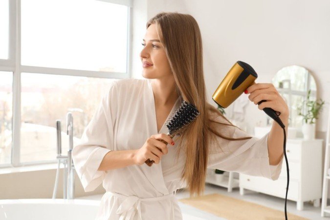 Cuidados simples ajudam a evitar o frizz no inverno (Imagem: Pixel-Shot | Shutterstock) - (crédito: EdiCase) Cuidados simples ajudam a evitar o frizz no inverno (Imagem: Pixel-Shot | Shutterstock) - (crédito: EdiCase)