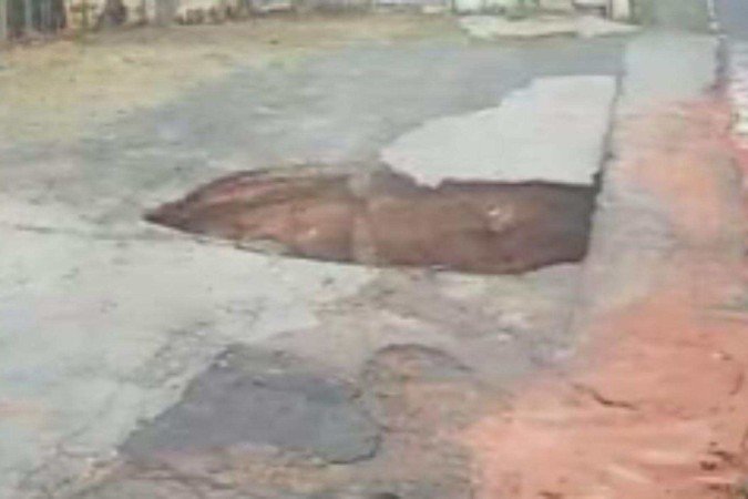 Rompimento de adutora deixa quase 40 bairros de Santa Luzia sem água Rompimento de adutora deixa quase 40 bairros de Santa Luzia sem água