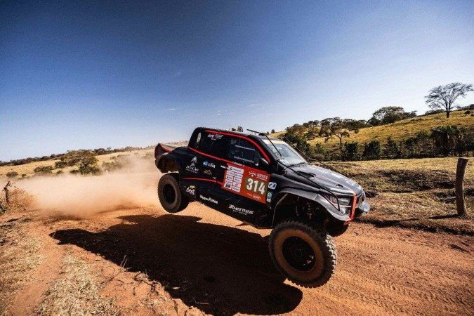 A Toyota Hilux GR é pilotada pelo brasiliense Mauro Guedes -  (crédito: Victor Eleutério/Fotop/Sertões)