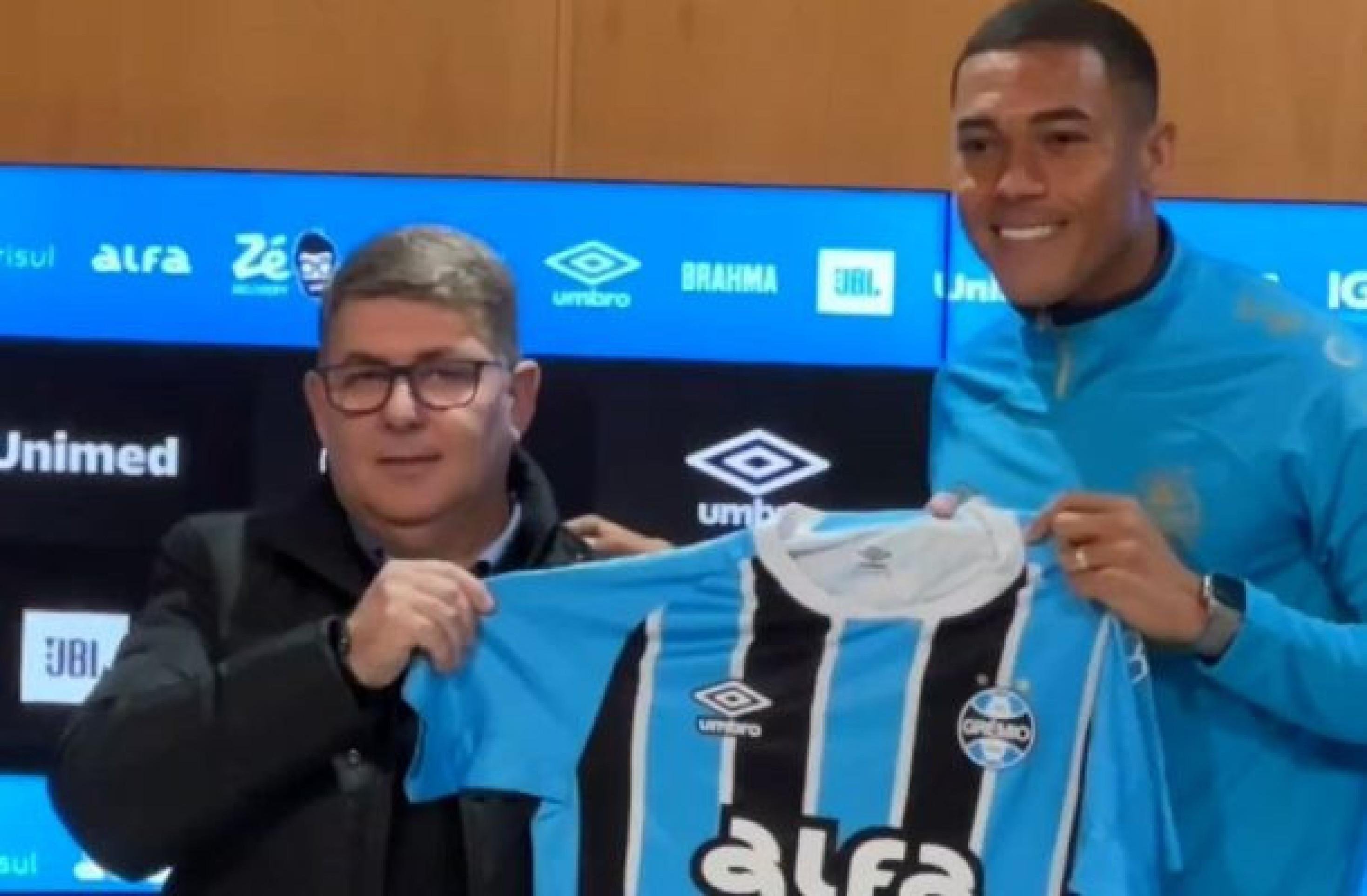 Carlos Vinícius se espelha em Suárez no Grêmio: ‘Fazer parte dessa linhagem’