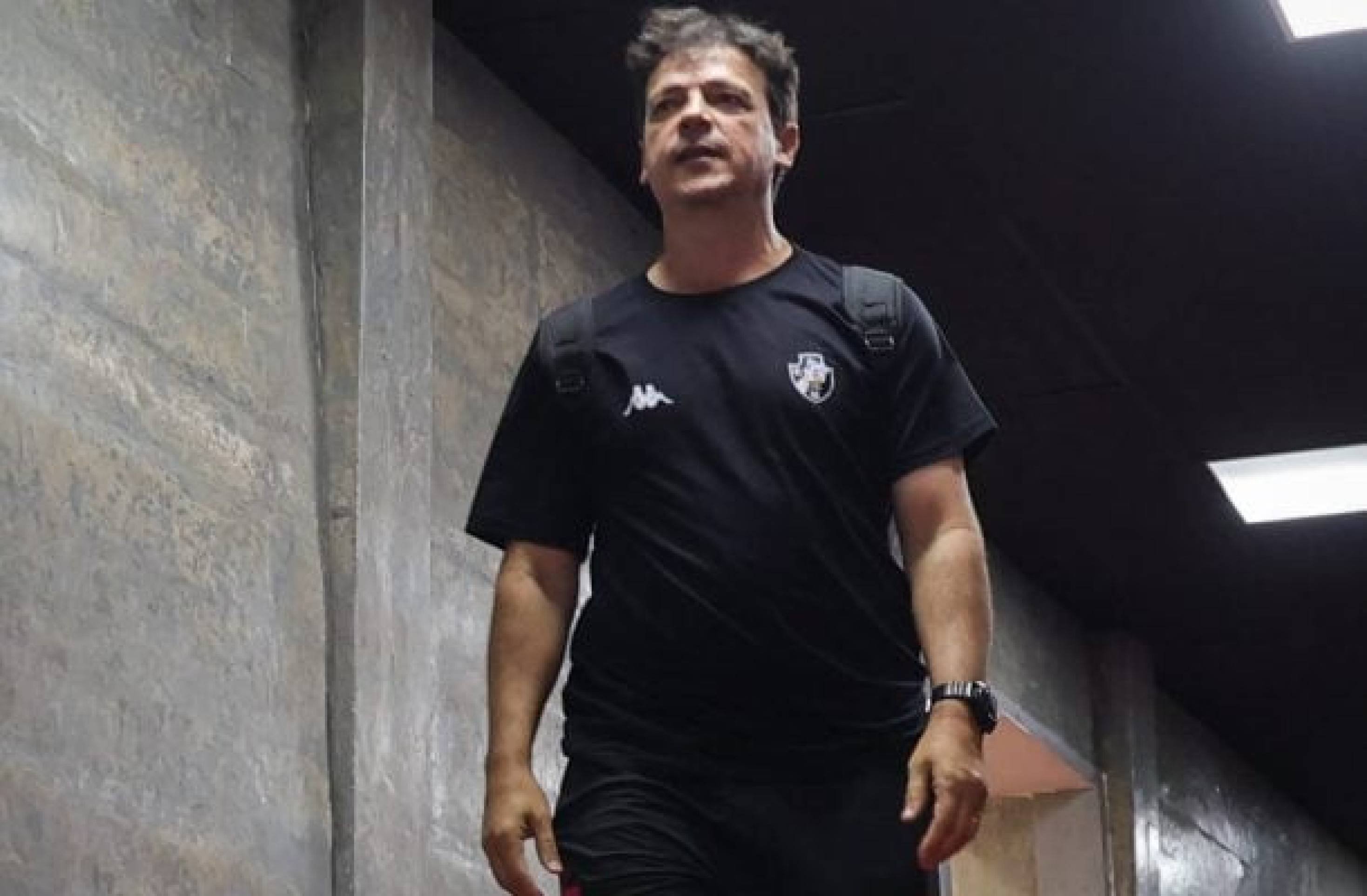 Diniz detona árbitro após expulsão de Léo Jardim, do Vasco: ‘Ele não é médico’