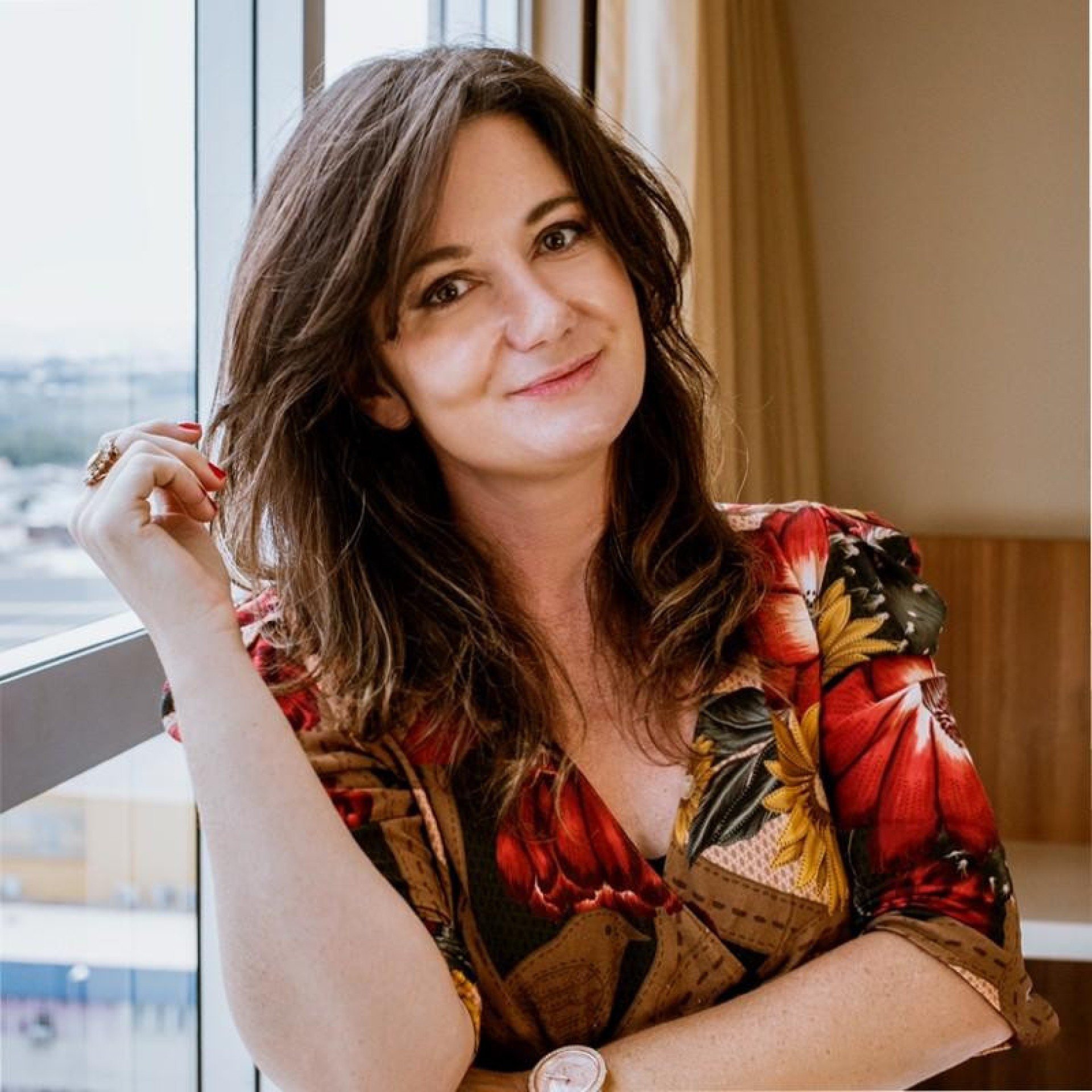 Júlia Scheibel lança livro que analisa comunicação no setor industrial