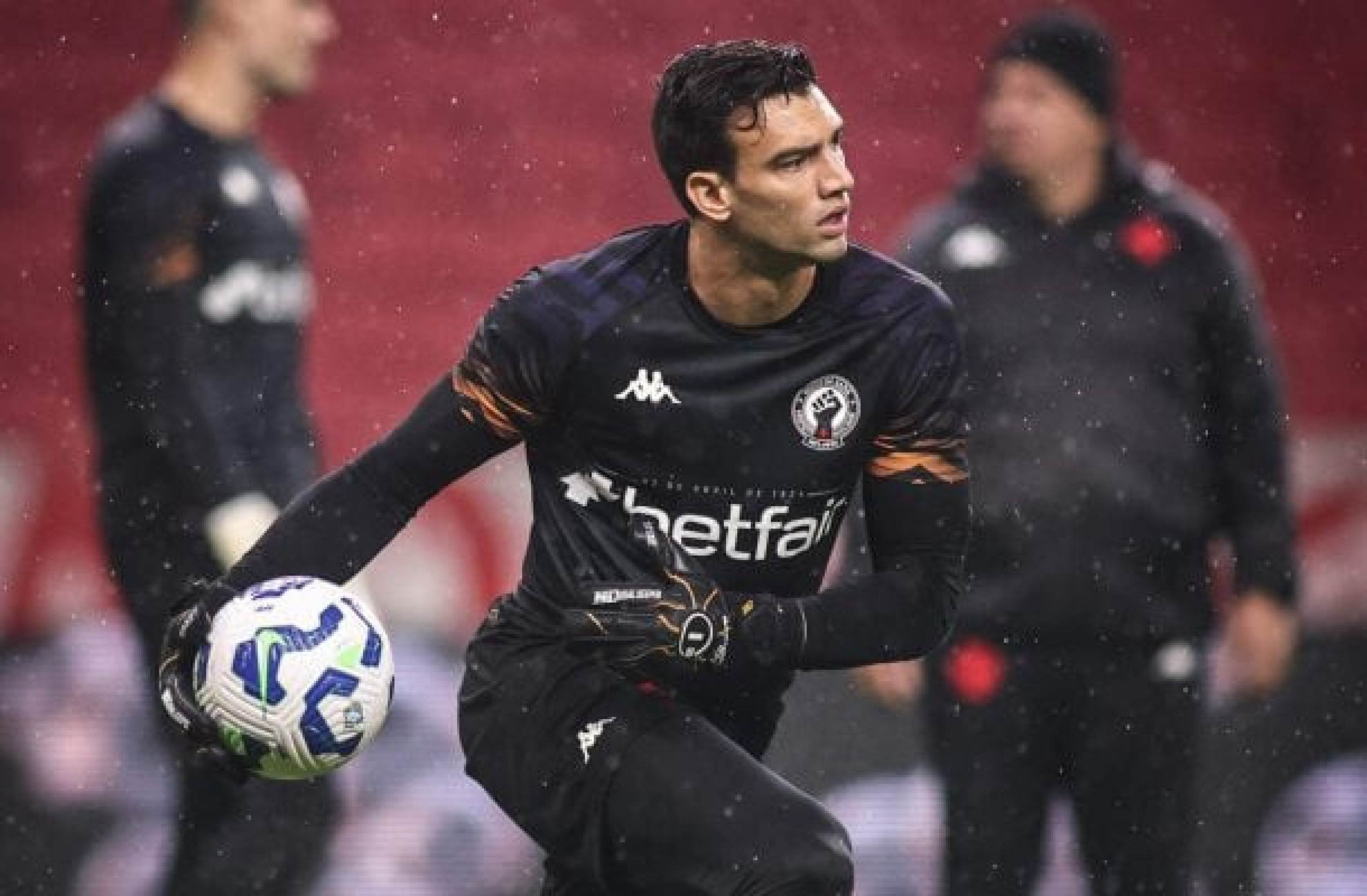 Vasco indica contusão de Léo Jardim após ressonância