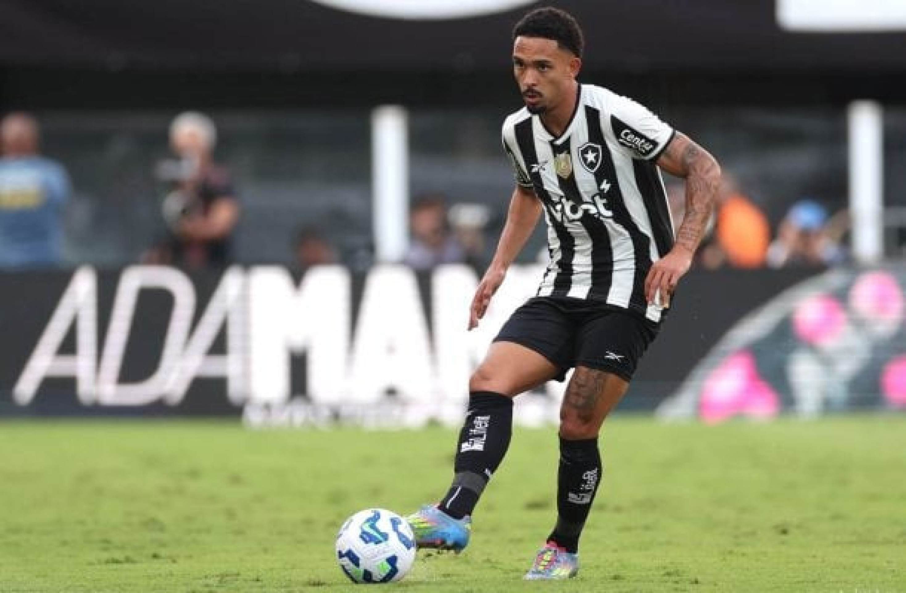 Botafogo recusa proposta do Burnley, da Inglaterra, por Vitinho