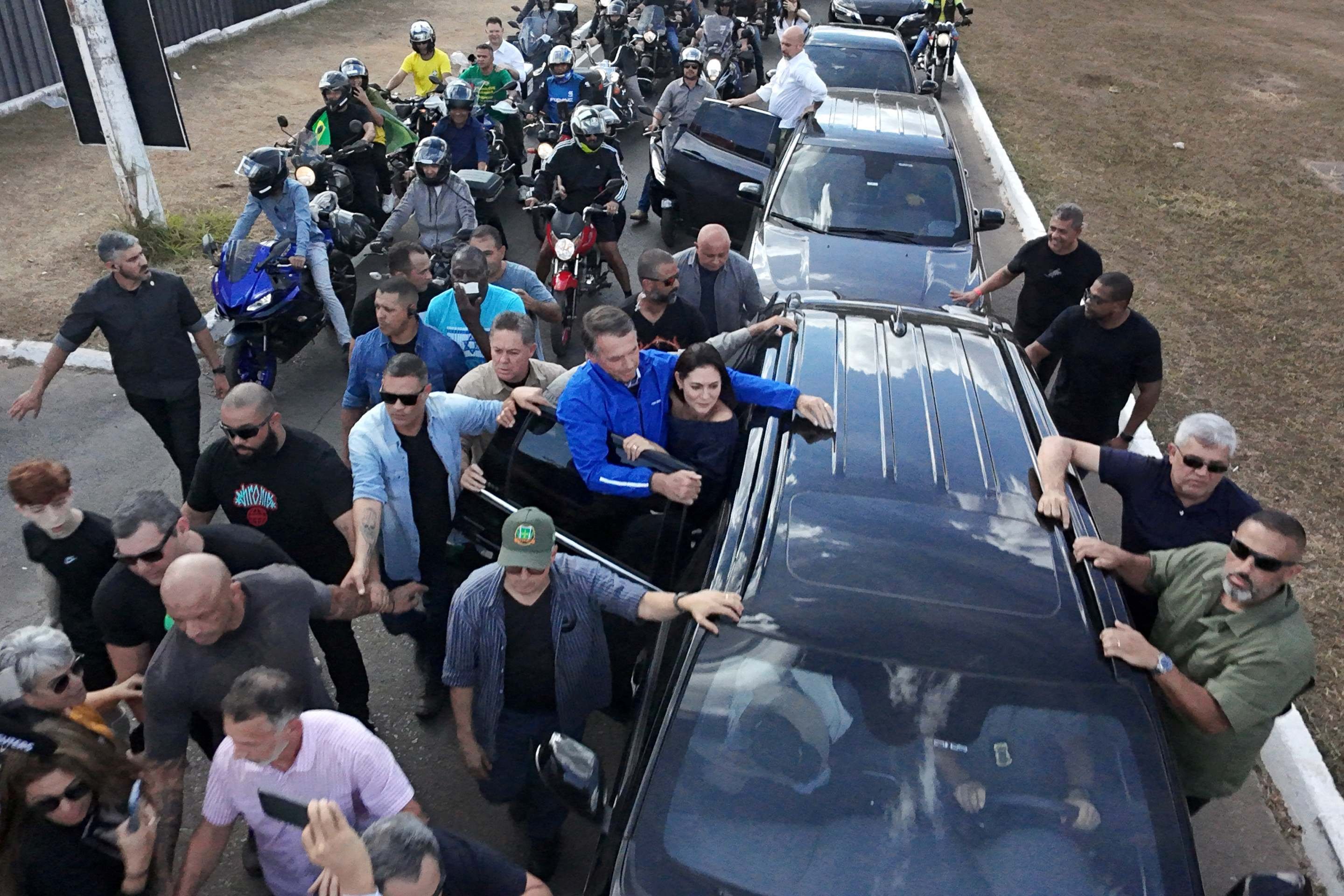Michelle e Jair Bolsonaro em manifestação em Brasília. Sergio LIMA / AFP     