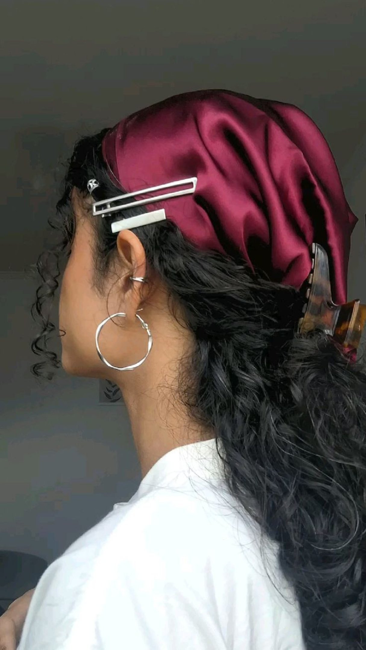 O mix de acessórios trás personalidade ao penteado