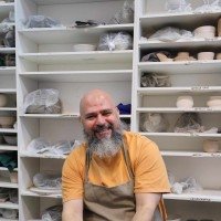 Humberto Avelar trabalha com cerâmica desde os 18 anos, e hoje leciona na escola Torno Cerâmico