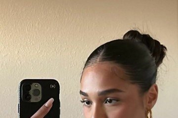 O coque com acabamento polido também ajuda a disfarçar a oleosidade - (crédito: Reprodução/ Pinterest) O coque com acabamento polido também ajuda a disfarçar a oleosidade - (crédito: Reprodução/ Pinterest)