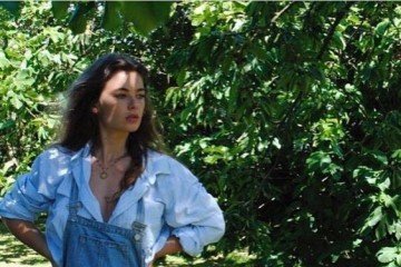 Para o verão, uma jardineira curta compõe um look leve, fresco e cheio de estilo