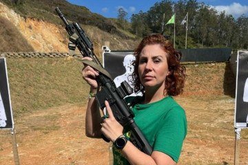 Em agosto de 2023, o STF decidiu torná-la ré por porte ilegal de arma de fogo e constrangimento ilegal com emprego de arma de fogo. A acusação foi oferecida pela Procuradoria-Geral da República (PGR) -  (crédito:   Reprodução/Rede Sociais)