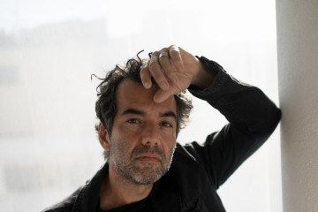 No ar nos streamings da Globo e da Record, Gustavo Machado lança livro