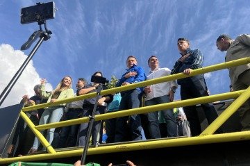 Bolsonaro subiu no trio elétrico ao som do 'Hino Nacional' -  (crédito: Ana Luiza Dutra/Esp.CB/D.A.Press)