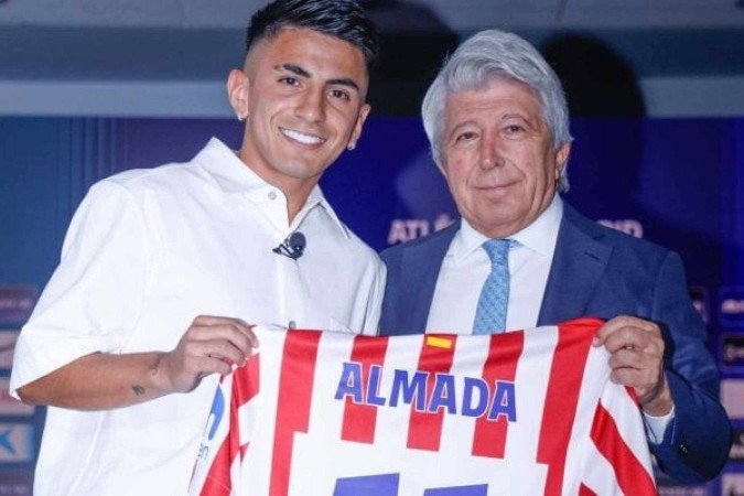 Almada com a camisa do Atlético de Madrid, seu novo clube na carreira -  (crédito: Foto: Reprodução/X)