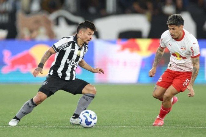 ARTUR - Criou boas jogadas e teve participação fundamental no lance do primeiro gol do Botafogo, quando clareou o lance para Vitinho. NOTA: 6,5 - Foto: Vitor Silva/Botafogo
