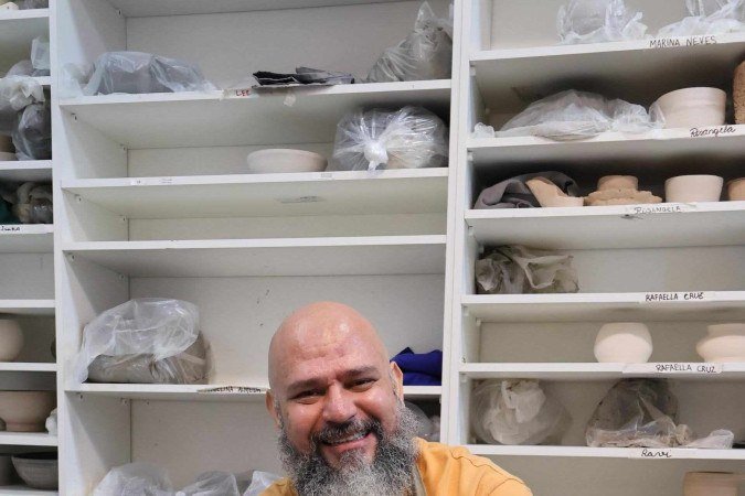 Humberto Avelar trabalha com cerâmica desde os 18 anos e hoje leciona na escola Torno Cerâmico
