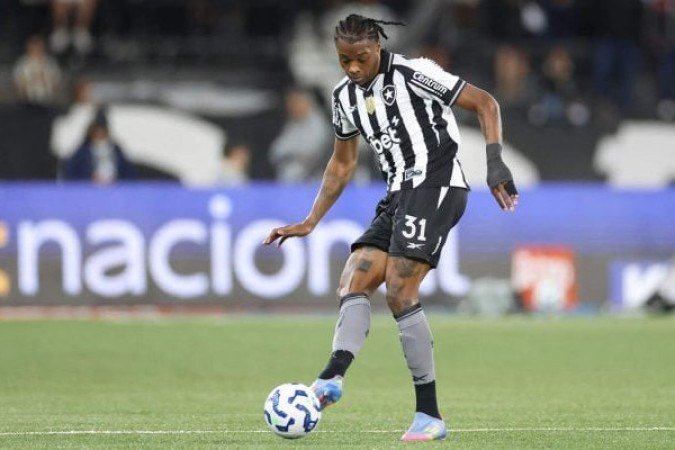 KAIO - Teve uma atuação segura, vencendo a maioria dos duelos e contribuindo com cortes, desarmes e interceptações. NOTA: 6,0 - Foto: Vitor Silva/Botafogo