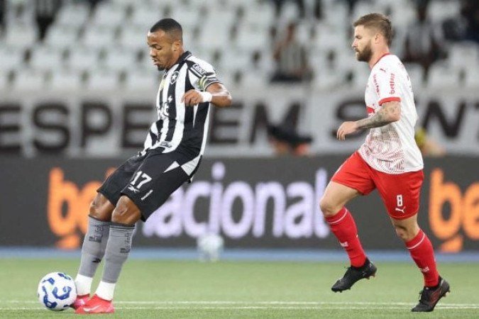 MARLON FREITAS - Teve uma atuação segura. Muito bem nas ações defensivas e apareceu bem ocupando os espaços como elemento surpresa no ataque. NOTA: 6,0 - Foto: Vitor Silva/Botafogo