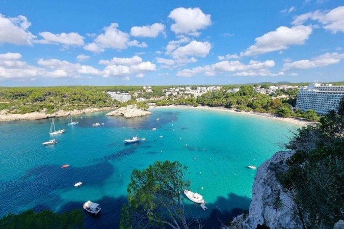 Menorca oferece o equilíbrio perfeito entre belezas naturais, cultura rica, boa comida e festas animadas (Imagem: BenH1994 | Shutterstock) -  (crédito: EdiCase)
