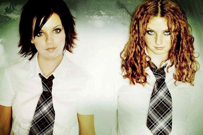 Dupla t.A.T.u retorna e revive polêmicas com queerbaiting e romance lésbico