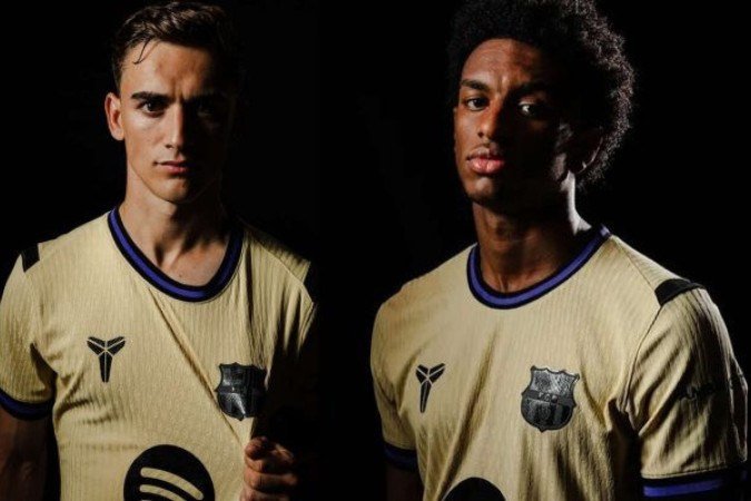 Com tom bege e detalhes em azul e preto, a camisa presta homenagem à famosa 'Mentalidade Mamba' -  (crédito: Foto: Reprodução/Instagram)