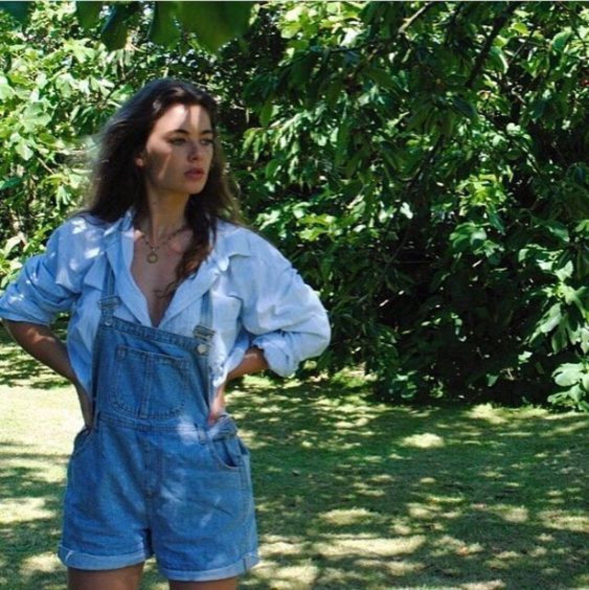 Para o verão, uma jardineira curta compõe um look leve, fresco e cheio de estilo
