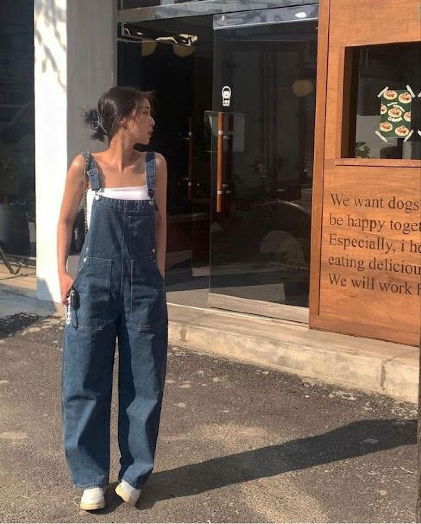 Blusas justas ou cropped equilibram o volume do peça principal