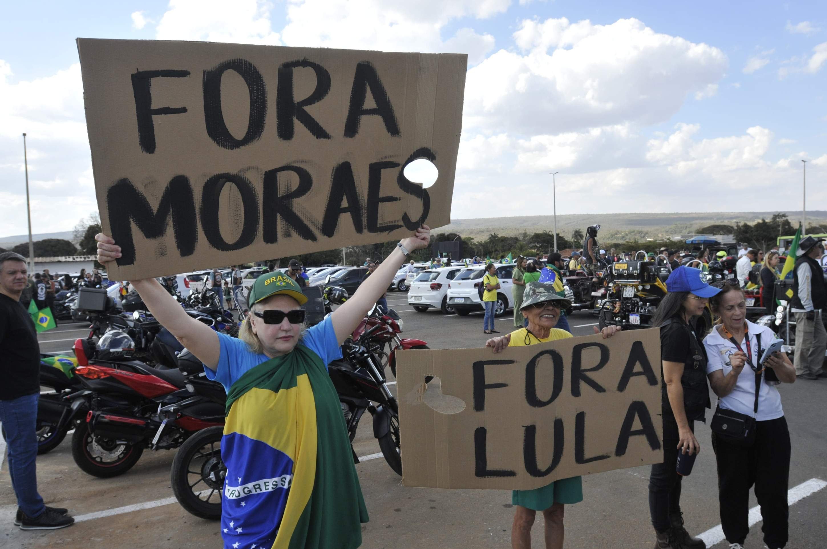 Manifestantes antes da motociata em apoio a Bolsonaro no Parque de Exposições da Granja do Torto
