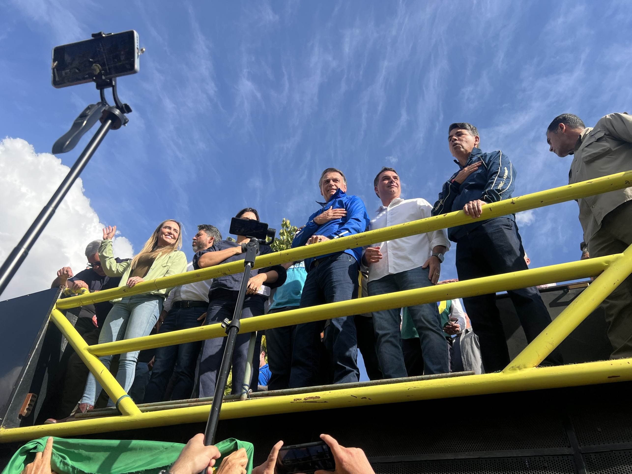 Bolsonaro subiu no trio elétrico ao som do 