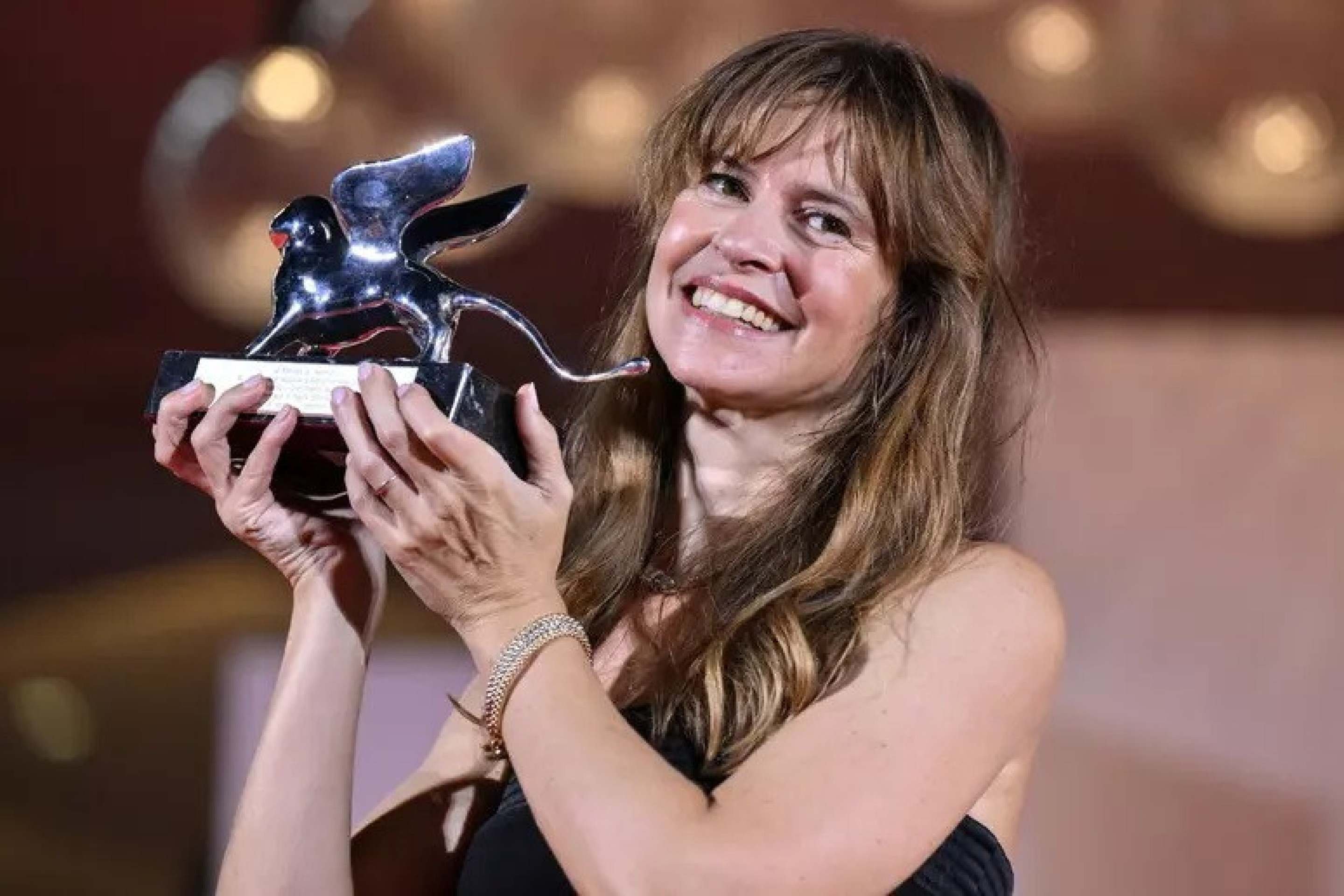 A diretora Maura Delpero, vitoriosa de premiação no Festival de Veneza