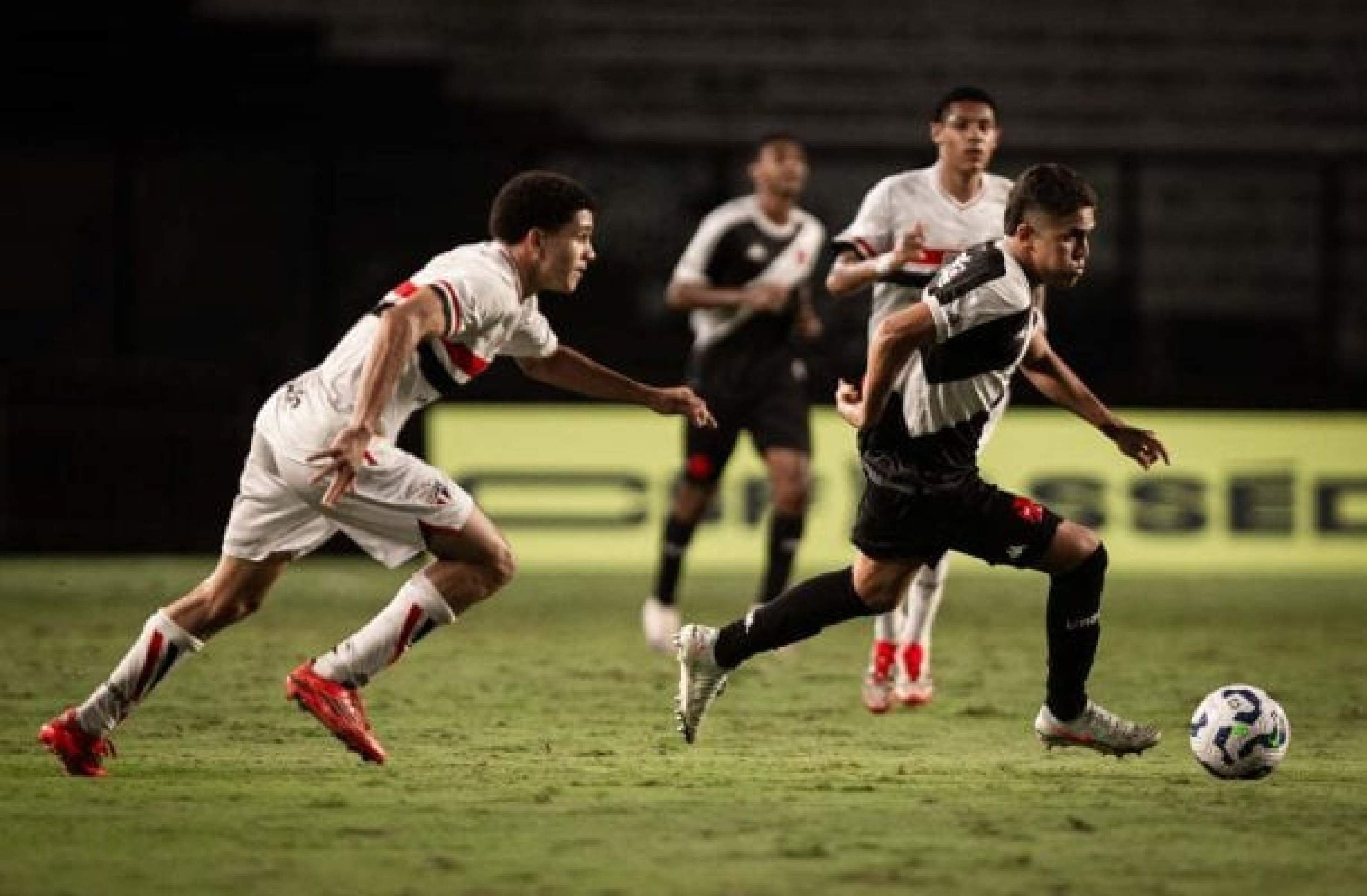 Atlético-MG faz proposta ao Vasco por lateral da base