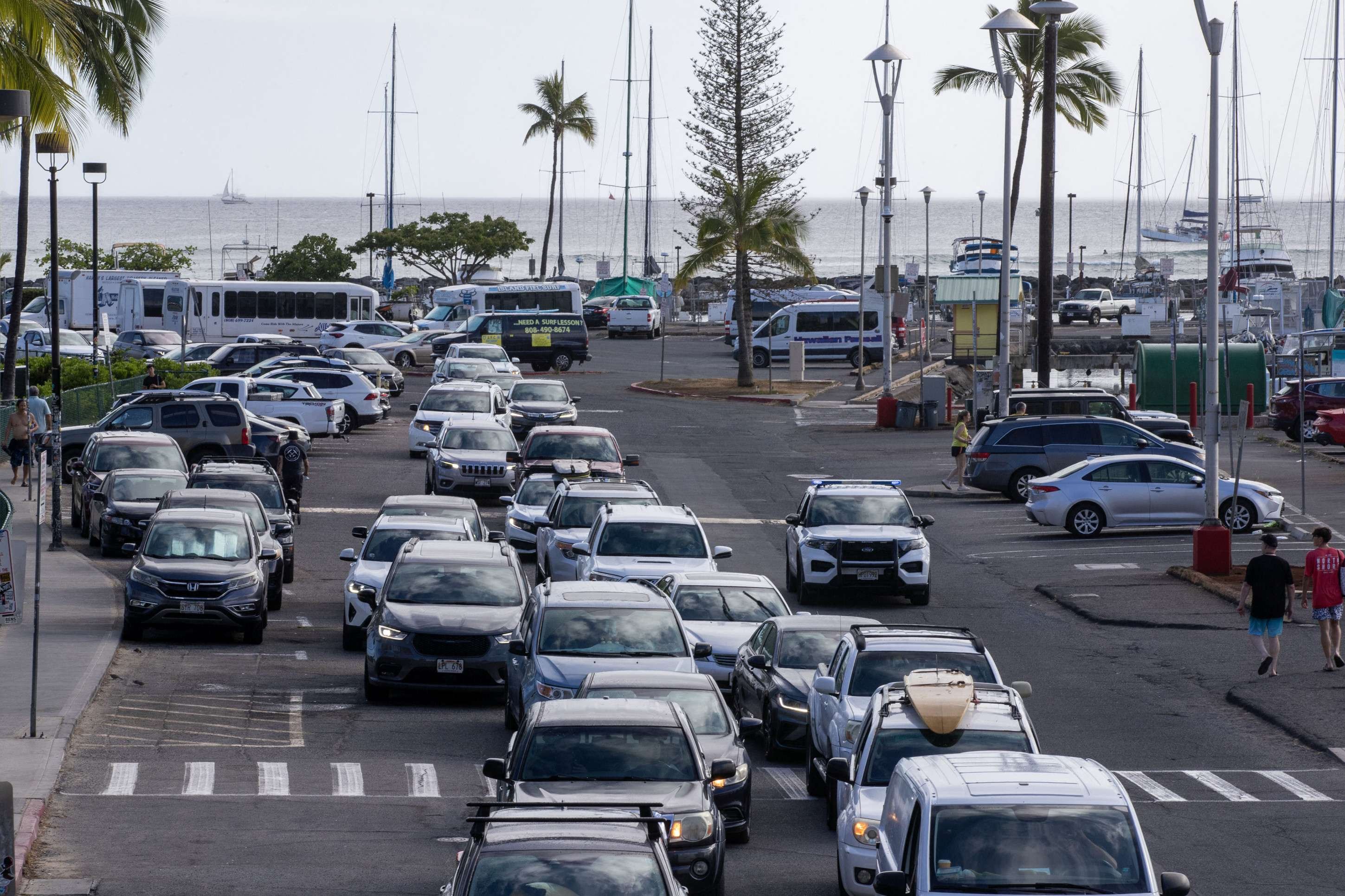 Moradores e turistas deixam Ala Way Harbor, em Waikiki, no Havaí, com medo da chegada das ondas gigantes 