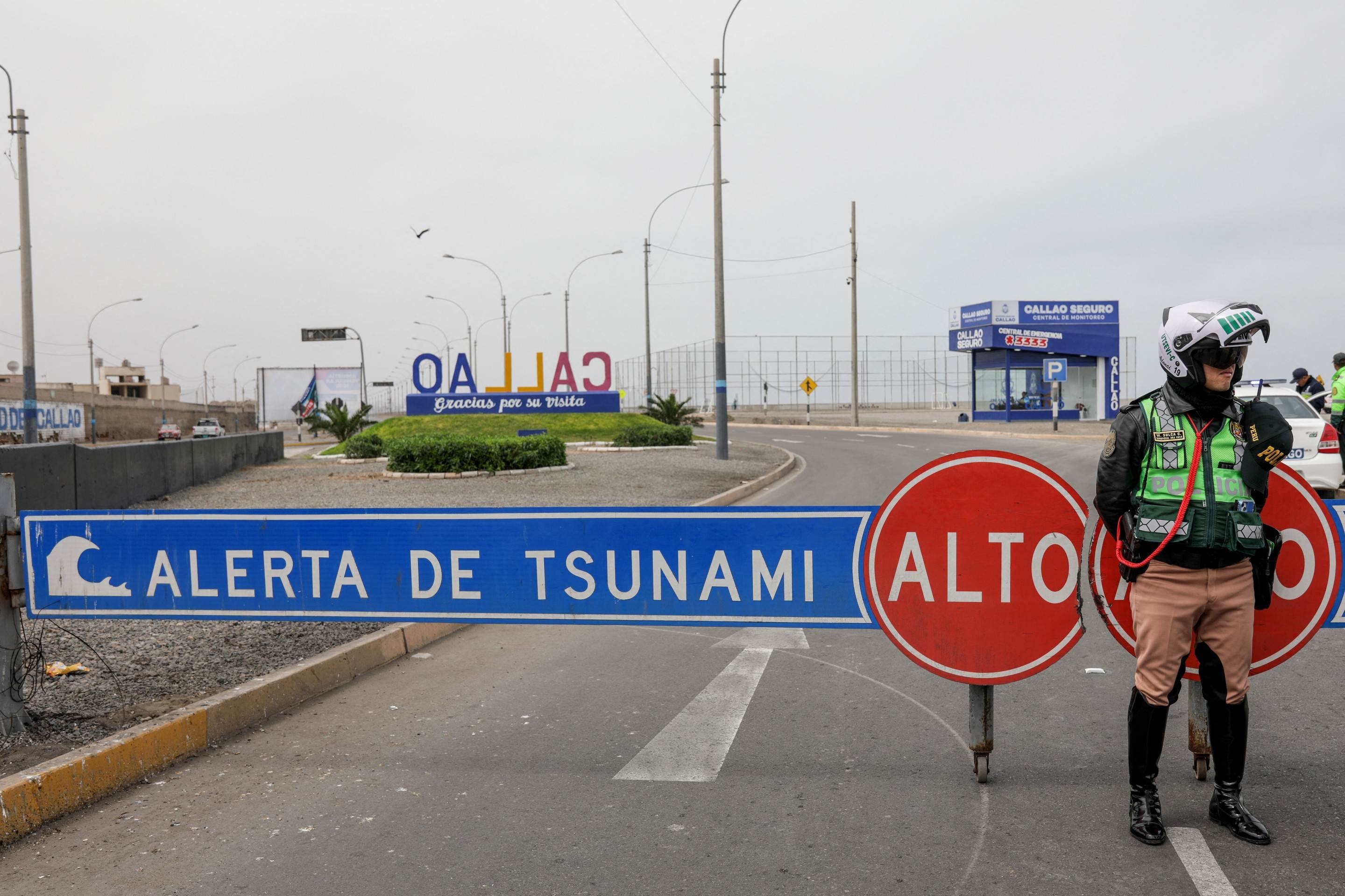 Policial de trânsito peruano bloqueia estrada em La Punta, na província de Callao: "Alerta de tsunami"