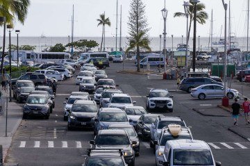 Moradores e turistas deixam Ala Way Harbor, em Waikiki, no Havaí