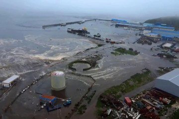 Imagem feita por drone mostra tsunami atingindo a cidade de Severo-Kurilsk, na ilha de Paramushir, no arquipélago russo de Kuril -  (crédito: AFP)