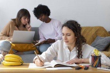 Mulheres são maioria em alguns blocos do Concurso, de acordo com levantamento do MGI -  (crédito: Freepik)