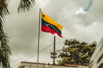 Na sexta, 9, o presidente Donald Trump comemorou a libertação dos primeiros presos políticos e, em troca, cancelou uma 'segunda onda de ataques' ao país sul-americano.

 -  (crédito: Roger Kuzna/Unsplash)