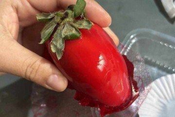 Colegas de trabalho pediram 13 morangos do amor, mas entregador não chegou com o doce -  (crédito: Reprodução / redes sociais)