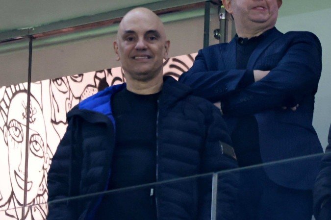   Ministro do Supremo Tribunal Federal (STF), Alexandre de Moraes, é visto em camarote antes da partida de ida das   oitavas de final da Copa do Brasil 2025 entre Corinthians e  Palmeiras, realizada na Neo Química Arena, em   Itaquera, na zona leste de São Paulo, na noite desta quarta-feira (30).  