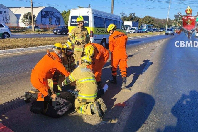 O acidente aconteceu em um viaduto entre a Candangolândia e Núcleo Bandeirante; o motociclista foi encaminhado para o Hospital de Base
 -  (crédito: Divulgação: CBMDF)