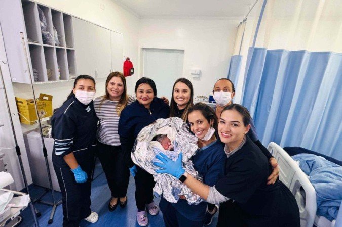 Acompanharam o parto: duas médicas, quatro técnicas de enfermagem e uma enfermeira - (crédito: Reprodução/Águas de São Pedro) Acompanharam o parto: duas médicas, quatro técnicas de enfermagem e uma enfermeira - (crédito: Reprodução/Águas de São Pedro)