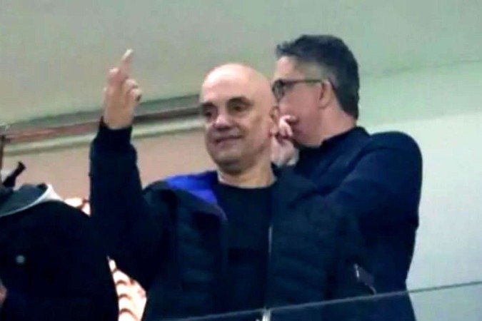  Moraes faz gesto obceno