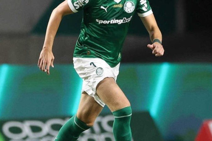 BRUNO FUCHS - O zagueiro apareceu bem, tendo uma boa atuação na frente da área. Além do bom desempenho em duelos decisivos, conseguiu ajudar na construção de jogadas, com passes longos e bom aproveitamento nos toques. Deixou o gramado lesionado e causa preocupação para o Verdão. Nota: 6,5 - Foto: Cesar Greco/Palmeiras