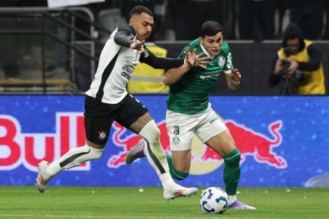 MATHEUZINHO – Embora atacasse menos do que o normal, quando o fez, teve boa postura ofensiva e quase fez um golaço de fora da área no primeiro tempo. Weverton salvou. E cruzou a bola na cabeça de Memphis no lance o gol.  NOTA 7,0 – Foto: Rodrigo Coca / Corinthians