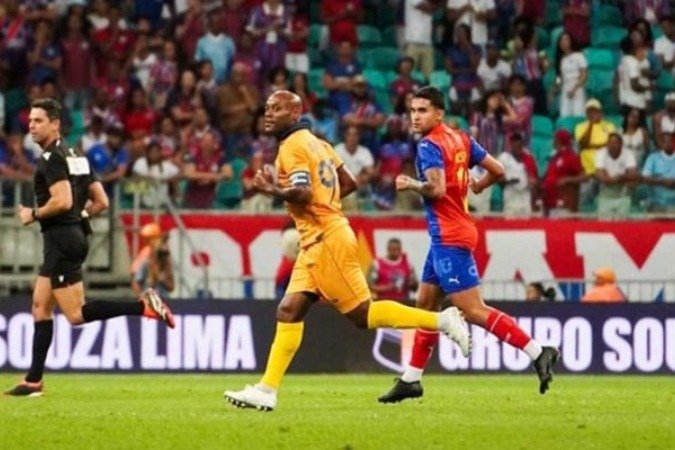 Vagner Love foi um dos destaques do jogo na Arena Fonte Nova -  (crédito: Foto: Divulgação/Retrô)